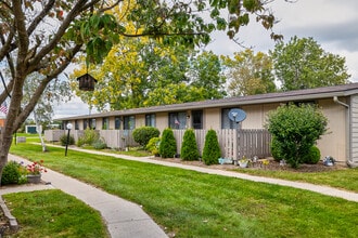 Garden Court Apartments in Monroe, MI - Foto de edificio - Building Photo
