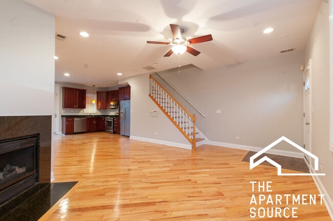 7006 W Medill Ave in Chicago, IL - Foto de edificio - Building Photo