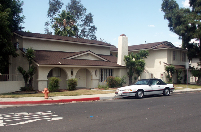 233-239 E Blueridge Ave in Orange, CA - Building Photo - Building Photo