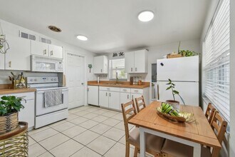 204 Northeast Jefferson Cir N in St. Petersburg, FL - Building Photo - Building Photo