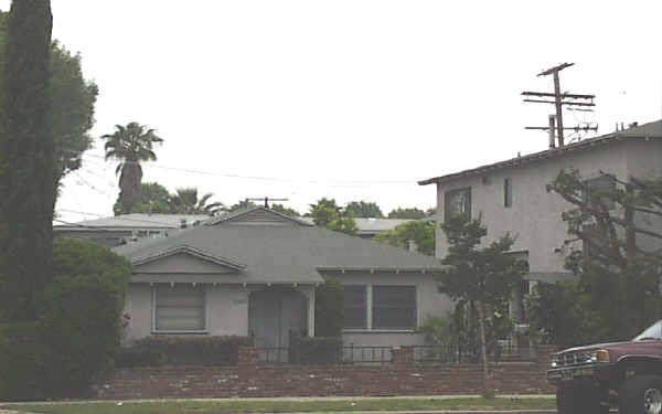 5541-5555 Woodman Ave in Van Nuys, CA - Building Photo