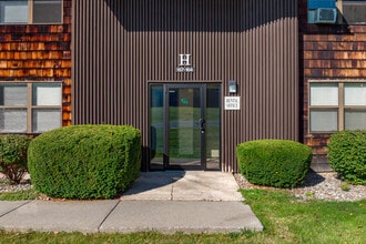 Chicopee Mews in Camillus, NY - Foto de edificio - Building Photo