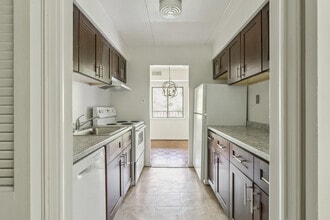 Woodbrook House Apartments in Newtown Square, PA - Foto de edificio - Building Photo