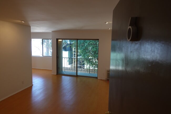 546 N Flores St, Unit 6 in West Hollywood, CA - Foto de edificio - Building Photo