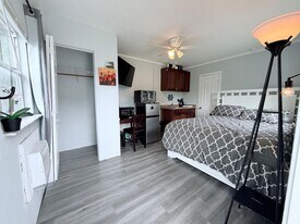 517 Kanuga Dr in West Palm Beach, FL - Building Photo