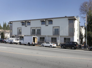 5056 Laurel Canyon Blvd in Valley Village, CA - Foto de edificio - Building Photo