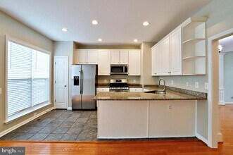 8239 Singleleaf Ln in Lorton, VA - Building Photo - Building Photo