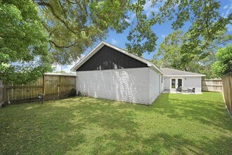 5634 Cerritos Dr in Houston, TX - Foto de edificio - Building Photo