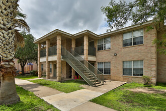 Cameron Village in Alice, TX - Foto de edificio - Building Photo