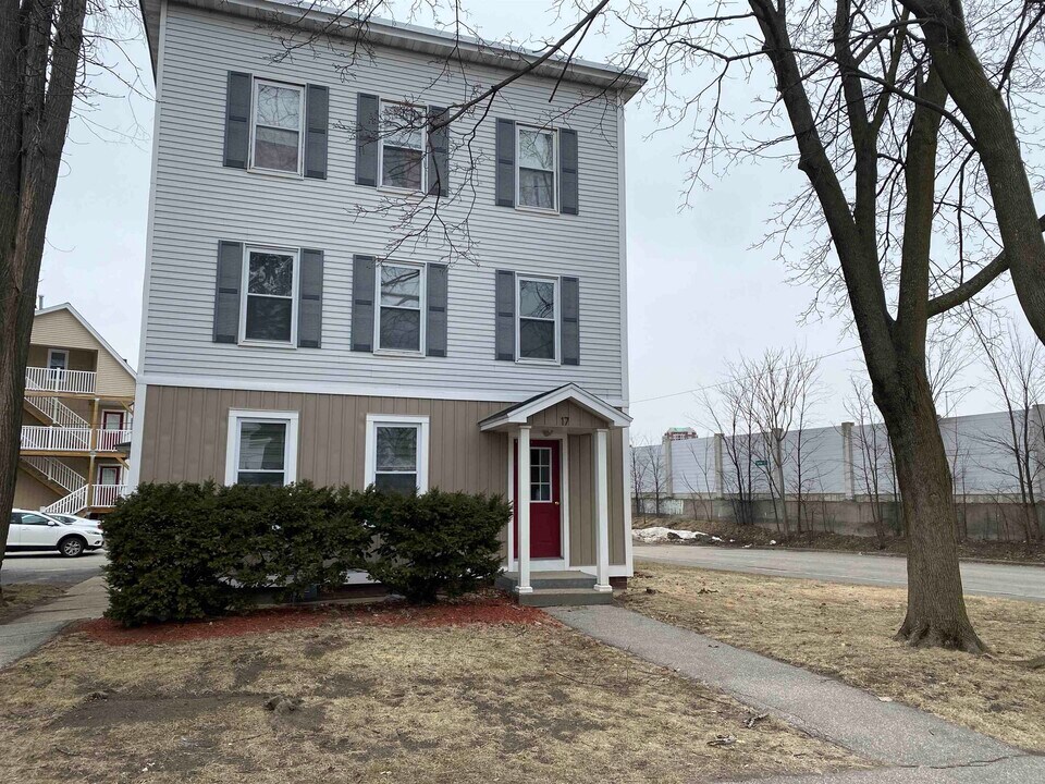 17 Smyth Ferry Rd in Manchester, NH - Building Photo