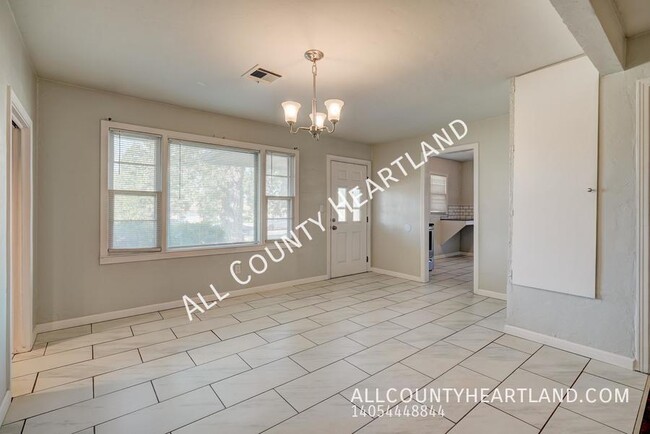 2400 W Britton Rd in The Village, OK - Building Photo - Building Photo