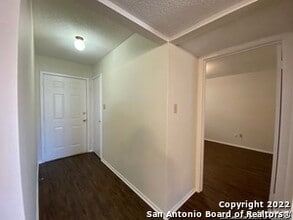 226 Blue Bonnet in Floresville, TX - Building Photo - Building Photo