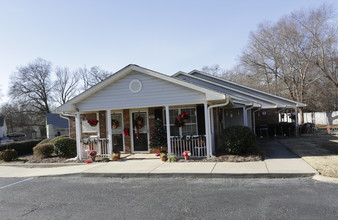 Belle Ville Apartments in Clinton, SC - Foto de edificio - Building Photo