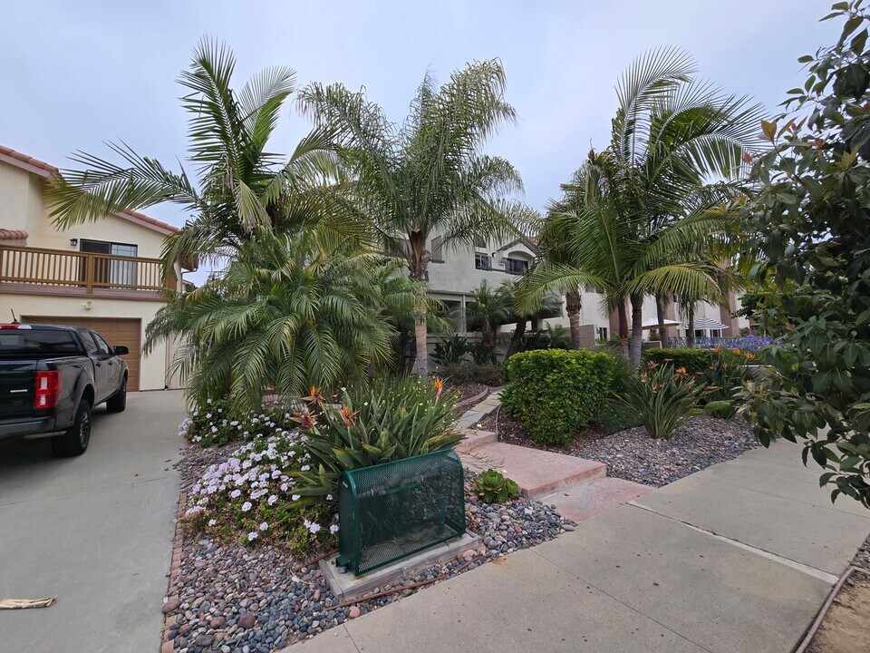 1860 Missouri St in San Diego, CA - Building Photo