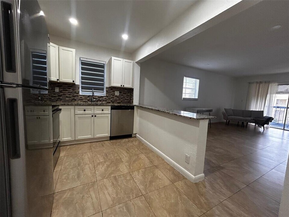 4166 NW 90th Ave, Unit 204 in Coral Springs, FL - Building Photo