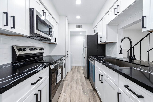 5532 Beverly Hill St in Houston, TX - Building Photo - Building Photo