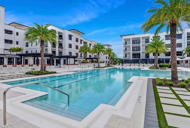 1111 Central Ave, Unit 401 in Naples, FL - Foto de edificio - Building Photo