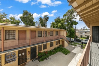 608 W. Hyde Park Blvd. in Inglewood, CA - Foto de edificio - Building Photo