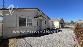 16319 Spruce St in Hesperia, CA - Building Photo