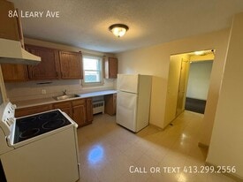 8 Leary Ave in Chicopee, MA - Building Photo