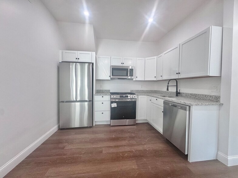 36 Brookledge St, Unit 2R in Boston, MA - Building Photo