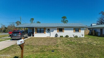 412 W 18th Ct in Lynn Haven, FL - Building Photo