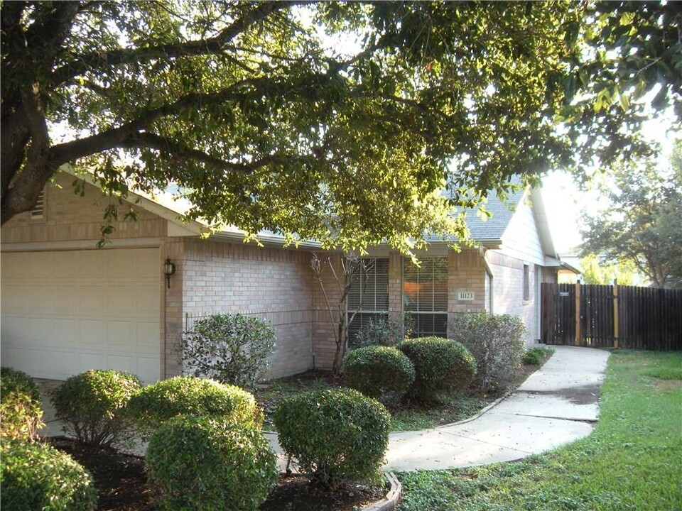 11123 Canterbury Tales Ln in Austin, TX - Building Photo