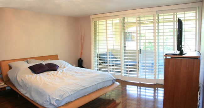 5266 Lindley Ave in Encino, CA - Building Photo - Building Photo