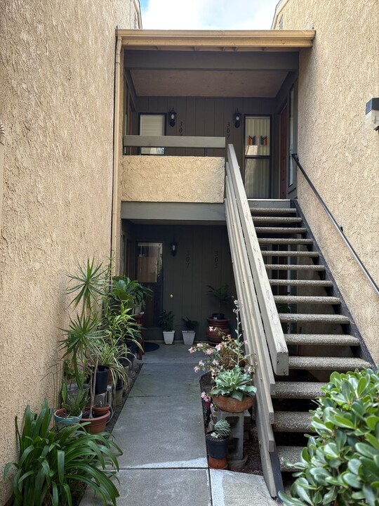 303 Oakwood St in Ventura, CA - Building Photo