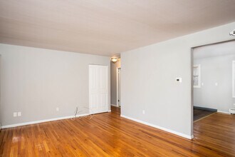 Manor House Apartments in Bloomfield, CT - Building Photo - Interior Photo