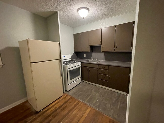 404 E Madison St in Pittsburg, KS - Foto de edificio - Building Photo