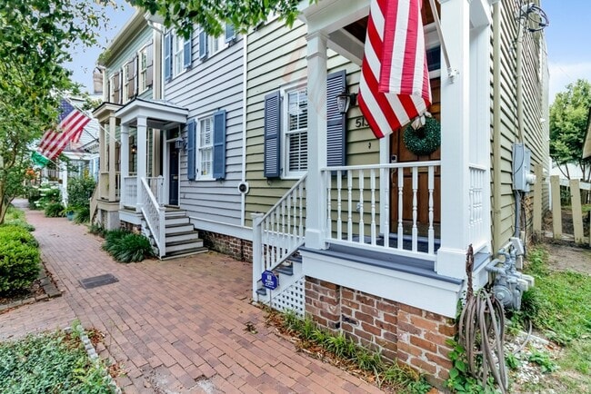 property at 513 E Harris St