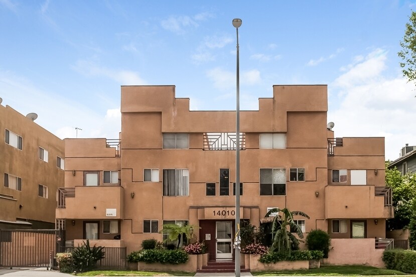 Vanowen Lofts in Van Nuys, CA - Building Photo