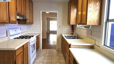702 Solano Ave in Albany, CA - Building Photo - Building Photo
