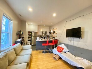 23 Greylock Rd, Unit 1 in Boston, MA - Foto de edificio - Building Photo
