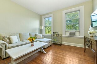 1060 Beacon St, Unit 12 in Brookline, MA - Building Photo