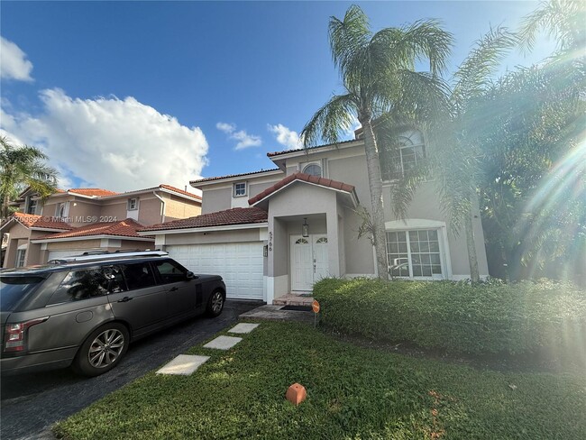 5766 NW 99th Pl in Doral, FL - Foto de edificio - Building Photo