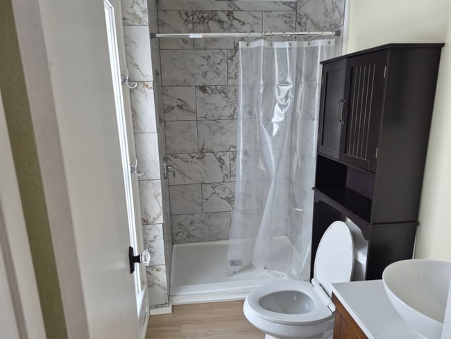 15 Hubbard St, Unit Upstairs front in Cortland, NY - Foto de edificio - Building Photo