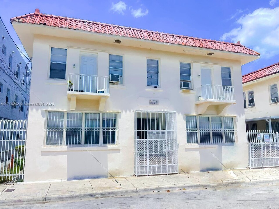 701 NW 1st St in Miami, FL - Building Photo