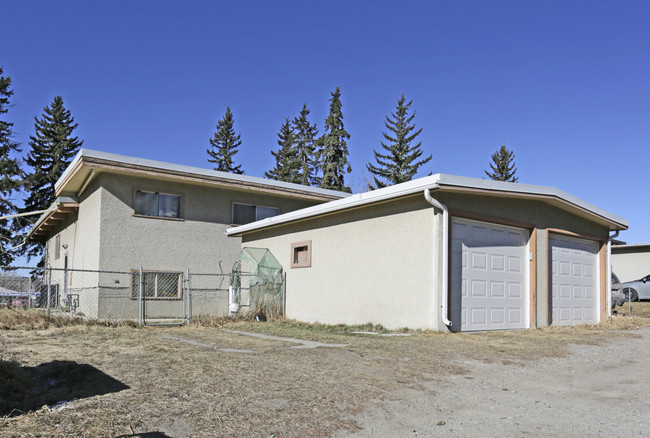 1936 Uxbridge Dr NW in Calgary, AB - Building Photo - Building Photo