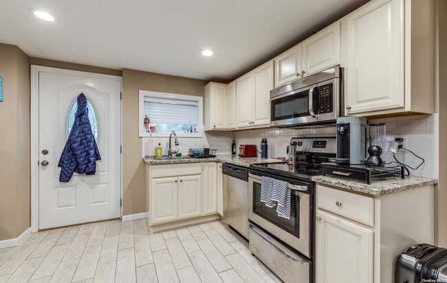 6 Cedar Crest Pl in Dix Hills, NY - Building Photo - Building Photo