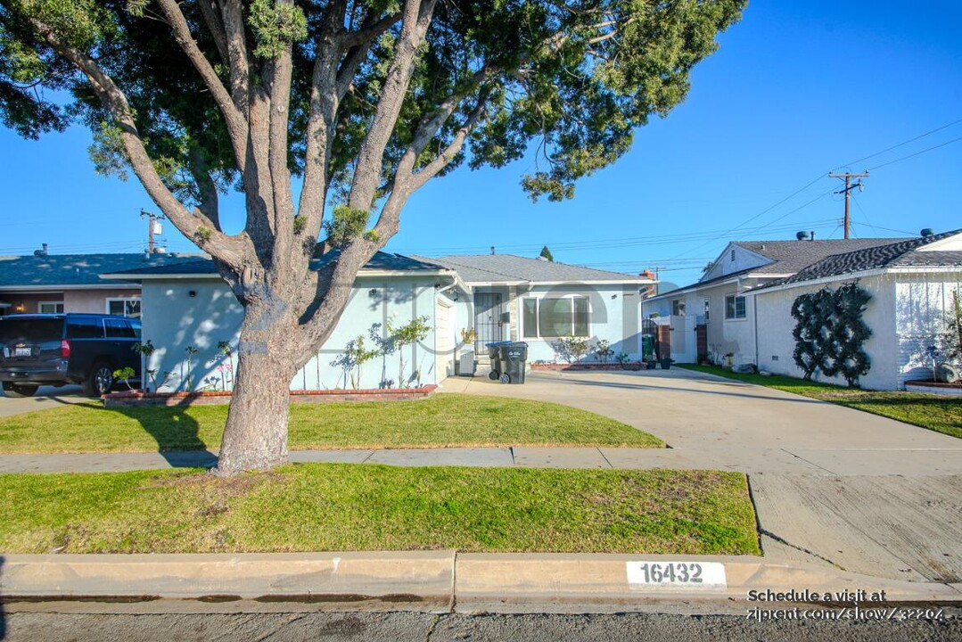 16432 Gridley Rd in Norwalk, CA - Foto de edificio