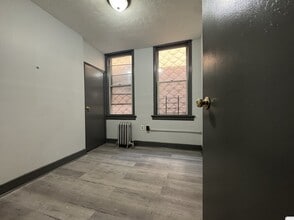 154 Bayview Ave, Unit 2 in Jersey City, NJ - Building Photo - Building Photo