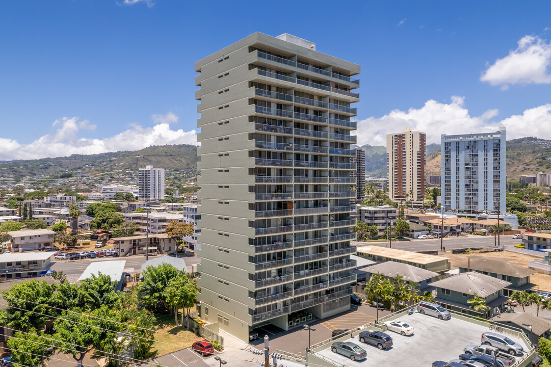 Iolani Regent in Honolulu, HI - Building Photo