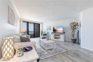 320 Seaview Ct in Marco Island, FL - Building Photo