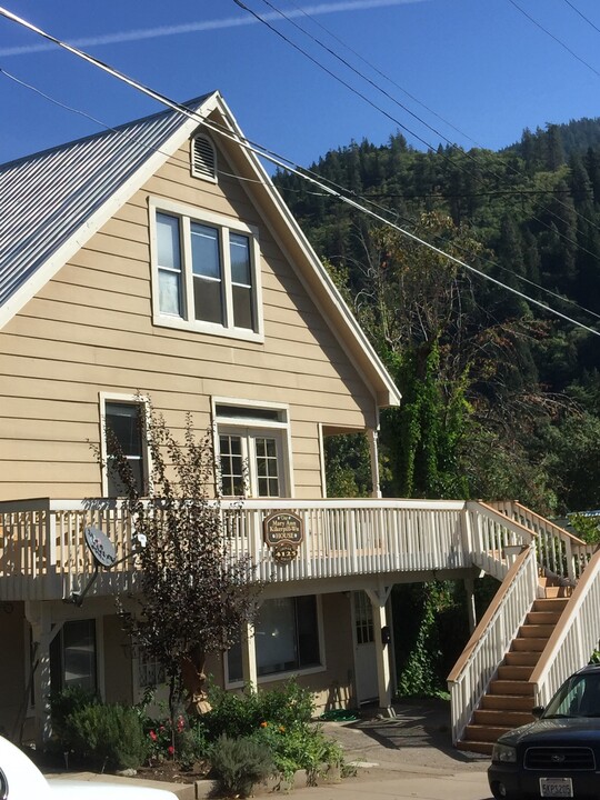 4125 Grover St in Dunsmuir, CA - Building Photo