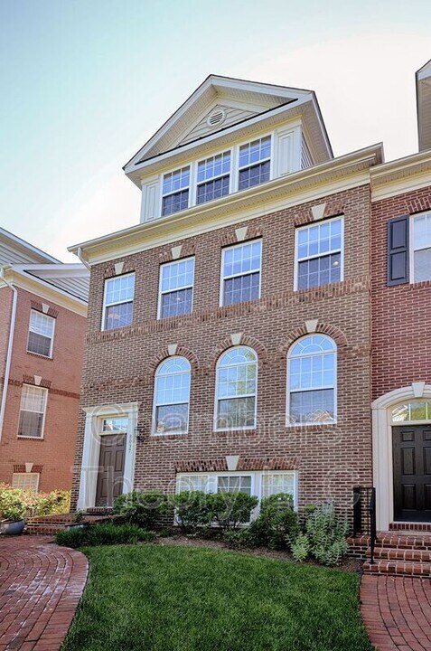 8037 Reserve Way in Vienna, VA - Building Photo