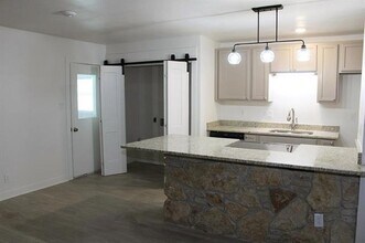 809 James St in Azle, TX - Foto de edificio - Building Photo