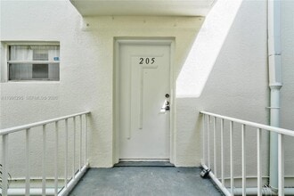 4205 N University Dr, Unit 205 in Sunrise, FL - Building Photo - Building Photo