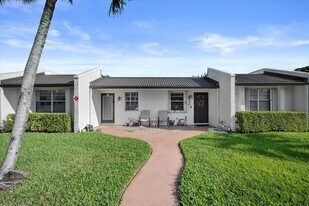 455 Golden River Dr in West Palm Beach, FL - Building Photo